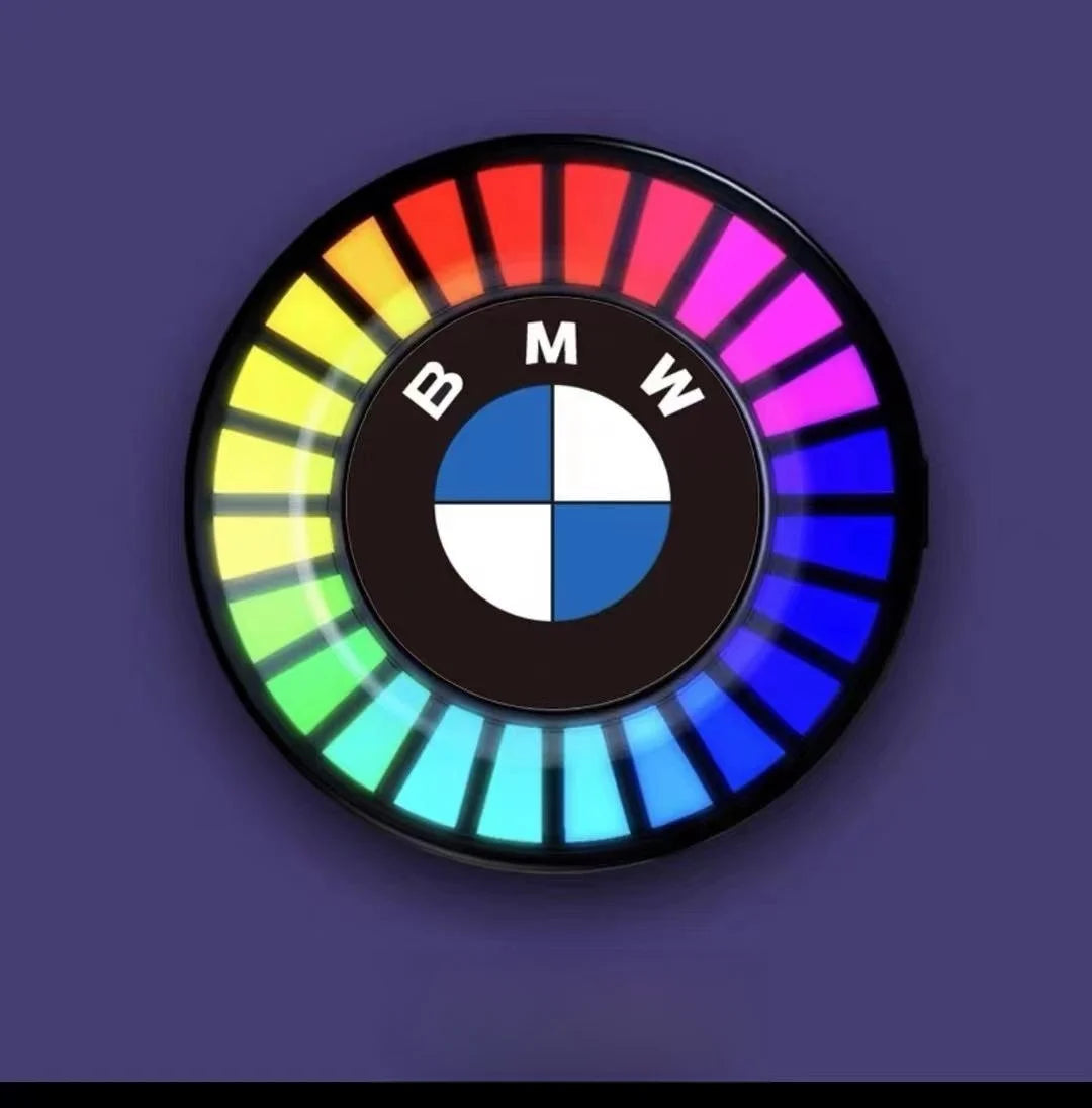 Musiikillinen rytmi LED-autovalo logolla (aromidiffuusorilla)